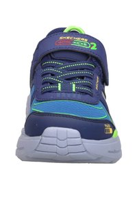 Blaue und neongrüne Kindersneaker von Skechers mit Klettverschluss, Schnürsenkeln und weißer strukturiertem Sohle.