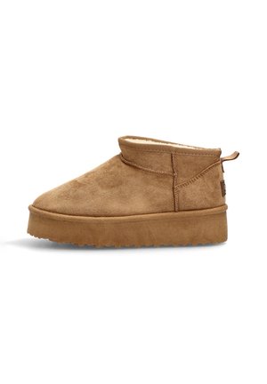 Botas de tobillo de ante marrón con puntera redondeada, forro interior suave y suela de goma texturizada y plana. Presentan una pequeña lengüeta en el talón.