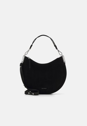 Sac à main noir en forme de croissant avec fermeture éclair supérieure, poignée courte, bandoulière amovible et réglable, et détails en métal argenté.