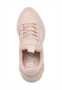 Baskets rose clair avec une tige lisse, des accents texturés, un laçage, une languette rembourrée et un logo sur la languette et le côté.