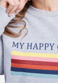 Sudadera gris con el texto "MY HAPPY" encima de un patrón de rayas horizontales en rosa, amarillo, rojo, naranja, marino y verde azulado.