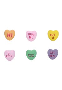 Set von sechs Gesprächsherzbonbons. Farben: Gelb, Rosa, Grün, Lila. Text auf den Bonbons: "HI", "UMARME MICH", "LIEBE DICH", "DU REGIERST", "XOX", "WACH AUF".