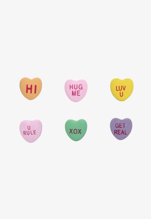 Set van zes gespreks-hartjes snoepjes. Kleuren: geel, roze, groen, paars. Tekst op de snoepjes: "HI," "HUG ME," "LUV U," "U RULE," "XOX," "GET REAL."