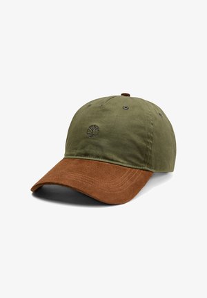 Gorra de algodón verde oliva con visera de ante marrón. Presenta un logo bordado en la parte delantera y orificios de ventilación en la parte superior.