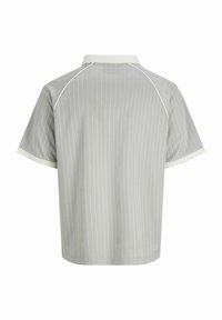 Polo à manches courtes, rayé gris clair avec col blanc et bords de manches blancs, vu de dos sur fond blanc.