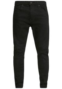 Jeans de mezclilla negra con corte slim, con cierre de botones, cinco bolsillos y detalles de costura mínimos. Textura suave y diseño versátil.