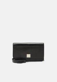 Svart axelremsväska i lackläder med rektangulär form, guldmetalldetaljer och avtagbar rem. Slät textur med blank finish.