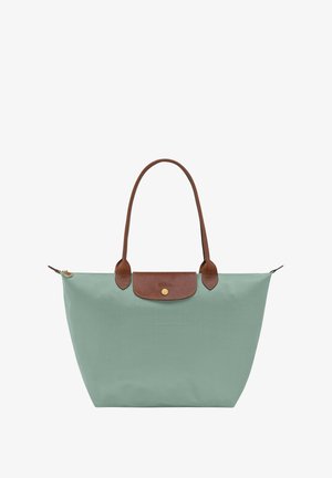 Grüne Nylon-Tragetasche mit braunen Lederakzenten, flaches Design, zwei Griffe und ein goldener Druckknopfverschluss an der Vorderseite. Minimalistisches Design.