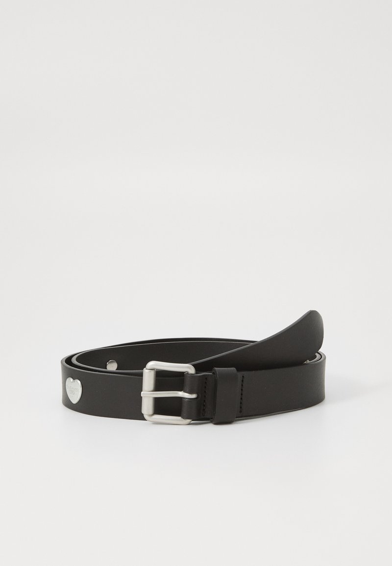 Sorte læderbælte med en sølvfarvet metalspænde, glat tekstur og en hjerteformet accent på remmen. Bæltespændet har et buet design.