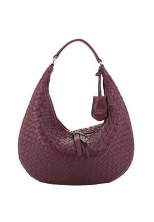 Woven-Leder-Hobo-Tasche in tiefem Burgunderrot mit einem einzelnen Griff, Reißverschlussverschluss und einem kleinen angehängten Lederetikett mit Markennamen.