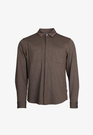 Cămașă maro cu mâneci lungi, cu nasturi ascunși, două buzunare la piept și un mic logo brodat pe buzunarul din dreapta.