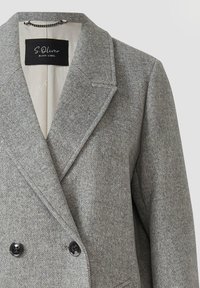 Blazer grigio a spina di pesce con design doppiopetto, due bottoni neri, revers a pico e etichetta S. Oliver all'interno.