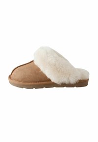 Ruskean nahkakengät, joissa on pörröinen valkoinen tekoturkki vuori, avoin kärki ja litteä pohja. Sisältää ompeleita reunassa ja kevyen muotoilun.