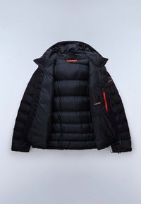 Schwarze wattierte Winterjacke offen gezeigt, mit hohem Kragen, Innentasche mit Reißverschluss und Logoaufnäher am linken Ärmel.
