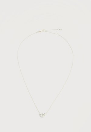 Õrn hõbedast ketiga kaelakee, millel on väike abstraktne südametaoline ripats ja konkslukuga sulgur koos reguleeritavate lülidega.