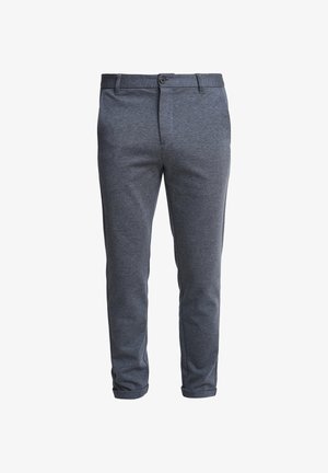 Pantaloni slim-fit da uomo di colore grigio scuro con chiusura a bottone e passanti per cintura, mostrati su uno sfondo bianco.
