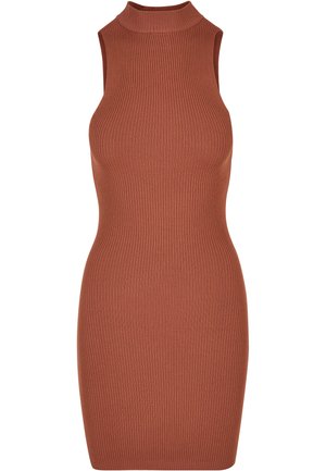 Rippengestreiftes ärmelloses Kleid in Rostfarbe. Hoher Ausschnitt, figurbetonte Silhouette und ein weicher, strukturierter Stoff. Reicht bis über die Knie.