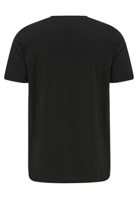 Černé bavlněné tričko s krátkými rukávy. Má kulatý výstřih a rovný lem. Jednoduchý design bez vzorů nebo ozdob.