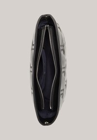 Bolsa de cuero negra con un diseño acolchado, dos compartimentos con cremallera y un interior forrado suave. Presenta un herraje de cremallera metálico.