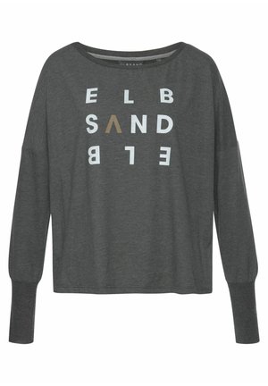 Ciemnoszara koszula z długim rękawem i szerokimi mankietami, z napisem "ELB SAND" w białym i beżowym kolorze na przodzie, ułożonym w przesuniętym, lustrzanym układzie.