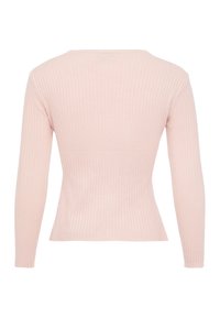Pulover ribbed de culoare roz deschis, cu o croială ajustată, mâneci lungi și decolteu rotund. Materialul are o textură moale, cu dungi verticale.