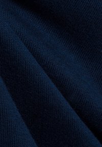 Navyblauwe brei stof met een zachte textuur, met diagonale ribbels en een lichte glans. Ideaal voor kleding of accessoires.