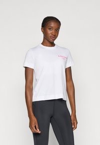 Valge lühikeste varrukatega T-särk ümmarguse kaelusega, millel on vasakul rinnaosal roosa "BJÖRN BORG" tekst. Pehme puuvillane materjal, mugav lõige.