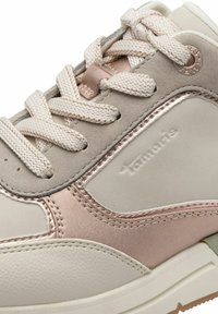 Scarpa sportiva beige in pelle e suede testurizzati, con dettagli in oro rosa, lacci intrecciati e colletto imbottito per il comfort.