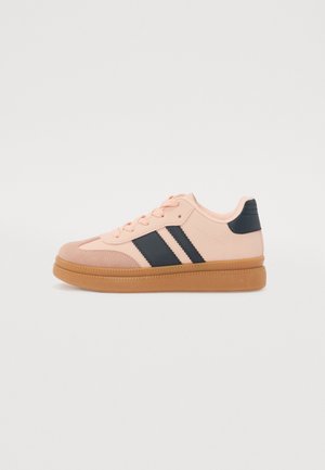 Sneakers mają jasnoróżową cholewkę z granatowymi paskami, strukturę na czubku buta oraz gumową podeszwę. Sznurowadła i akcenty zapewniają kontrast i przyczepność.