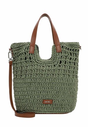 Groene gehaakte draagtas met bruine leren handvatten en verstelbare schouderriem, voorzien van een rechthoekig merketiket aan de voorkant.