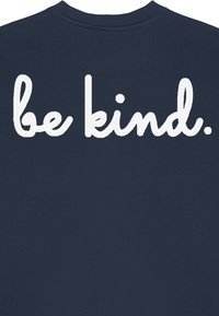 Felpa blu navy con una texture morbida, caratterizzata da un testo ricamato bianco "be kind." ben in evidenza sul retro.