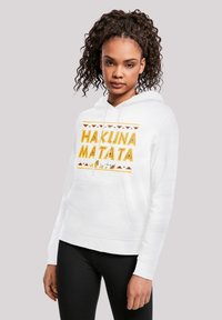 Fehér kapucnis pulcsi kenguruzsebbel, amelyen sárga színű "HAKUNA MATATA" felirat és narancssárga, valamint piros törzsi minták találhatók.