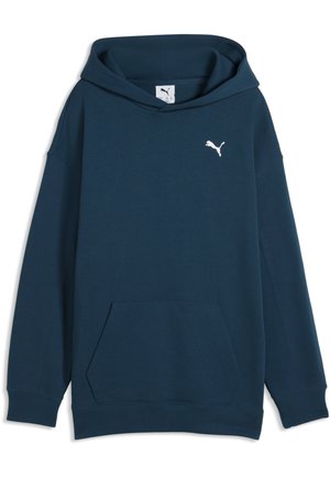 Sweat à capuche bleu canard foncé avec poche avant et petit logo Puma blanc sur le côté gauche de la poitrine. Aucune personne ou arrière-plan visible.
