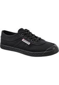 Zapatillas de lona negras con puntera de goma y suela estampada, con cordones y detalle en el lateral, etiqueta de la marca en el lado exterior.