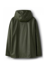 Zöld vízálló dzseki, kapucnival, sima textúrával ésenes szabással. Nincs látható fémalkatrész vagy minta, minimális hátoldali dizájn.