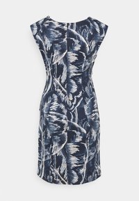 Robe marine avec un motif de feuilles en blanc et bleu clair, design sans manches et silhouette ajustée avec un ourlet légèrement arrondi.