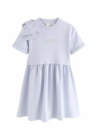 Šviesiai levandų spalvos suknelė su trumpomis rankovėmis, pūstomis sijonais ir užrišimo detale ant peties. Ant jos yra auksinis užrašas "BAKER BY TED BAKER." Glotni medžiaga.