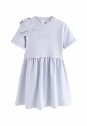 Robe lavande claire avec des manches courtes, jupe évasée et détail de nœud sur l'épaule. Elle présente un texte doré "BAKER BY TED BAKER". Tissu lisse.