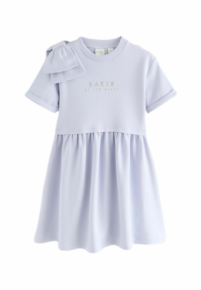 Šviesiai levandų spalvos suknelė su trumpomis rankovėmis, pūstomis sijonais ir užrišimo detale ant peties. Ant jos yra auksinis užrašas "BAKER BY TED BAKER." Glotni medžiaga.