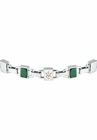 Zilveren armband met rechthoekige schakels en groene stenen accenten, met een centraal vierkant element waarop een logo in roségoud is afgebeeld.