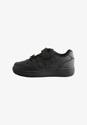 Fekete alacsony szárú sneaker tépőzáras pánttal, fekete fűzőkkel és három Minecraft témájú négyzet alakú folttal az oldalon.