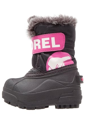 Sort og pink vinterstøvle med foret for, justerbar rem med mærket "SOREL" og en isbjørnelogo på siden. Robust sål for godt greb.