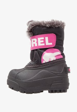 Sort og pink vinterstøvle med foret for, justerbar rem med mærket "SOREL" og en isbjørnelogo på siden. Robust sål for godt greb.