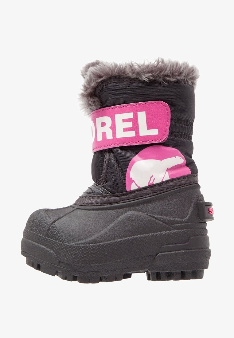 Botte d’hiver noire et rose avec doublure en fourrure, sangle réglable étiquetée « SOREL » et logo d’ours polaire sur le côté. Semelle robuste pour l’adhérence.