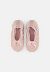 Rosafärgade, mjuka tygballerinat med elastiska kanter, rundade tår och en liten satängrosett framtill. Plysch-inre foder.