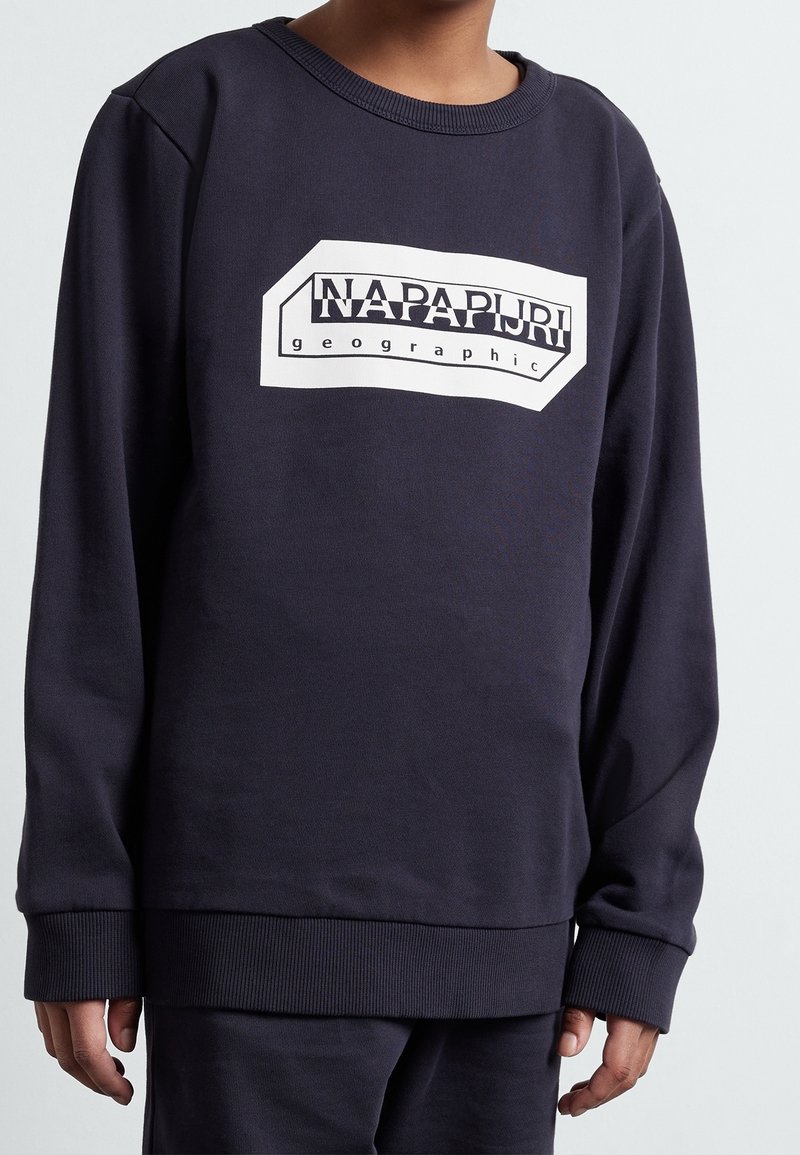 Felpa blu navy in cotone, con un grande logo rettangolare bianco che presenta la scritta "NAPAPURI" e "geographic" in caratteri marcati. Polsini a coste.
