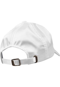 Hvid satin baseball cap med en buet skygge, justerbart stofbånd bagpå og synlige stikninger.