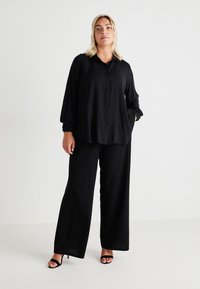 Vero Moda Curve VMCLIVA SUPER WIDE PANTS - Broek - black