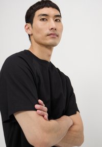 Essential Collective ORGANIC COTTON - Základné tričko - black