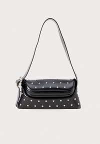 Borsa a tracolla nera in ecopelle con forma strutturata, con accenti in rivetti argentati e una singola tracolla. Texture liscia con chiusura a patta.